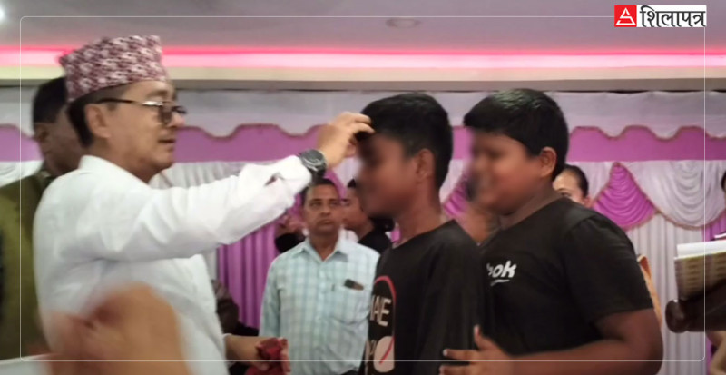 राप्रपा अध्यक्ष लिङ्देनले १४ वर्षे बालकलाई पार्टी प्रवेश गराए, भन्छन्- सदस्यता दिएकाे हाेइन (भिडियाेसहित)